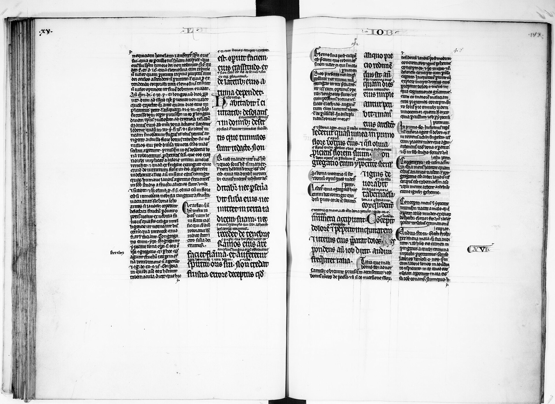 Due pagine di un manoscritto medievale: al centro il testo in caratteri grandi, ai lati e tra le righe il commento in una scrittura più piccola.